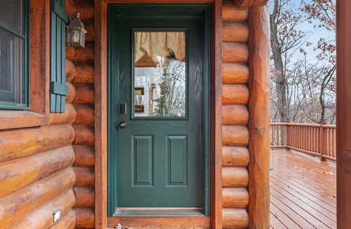 Briggsville Cabin | Cozy Cabin ~ Deck ~ Fire Pit ~ 10 Min to Dells