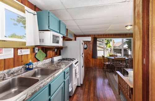 Chippewa Lake Cabin | Cozy Cabin for Two w/access to Pickleball