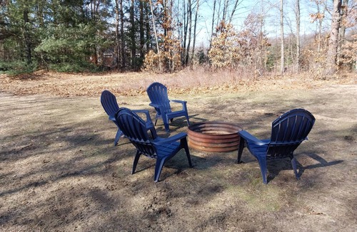 Pentwater Cabin | Cozy cabin in adorable Hart. Close to Pentwater, Ludington and SilverLake.