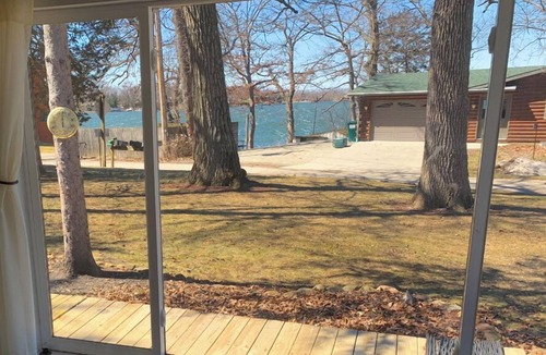 Markesan Cabin | Cozy Cabin | Lake Access, Kayaks/Bikes, Huge Yard!