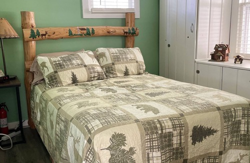 Springbrook Cabin | Cozy cabin nestled on the quiet shores of Gull Lake