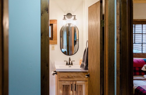 New Post Cabin | Cozy Cabin on Blueberry Lake