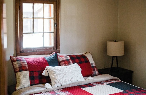New Post Cabin | Cozy Cabin on Blueberry Lake