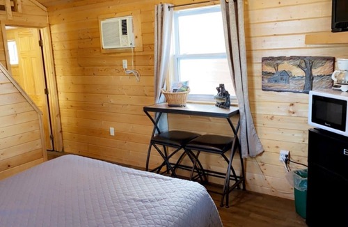 Napoleon Cabin | Cozy cabin. Sleeps 5-7. Includes a kitchenette, Wi-Fi and an outdoor area!