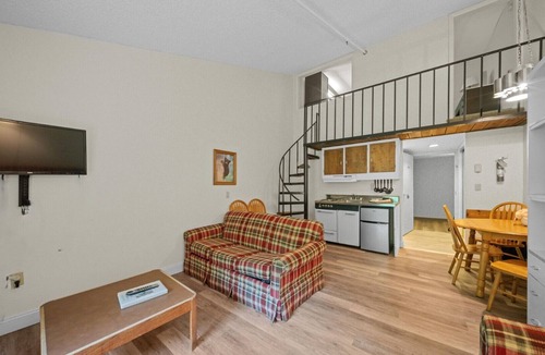 Stoneham Cabin | Cozy Cabin Vibes | 1BR White Mountain Getaway