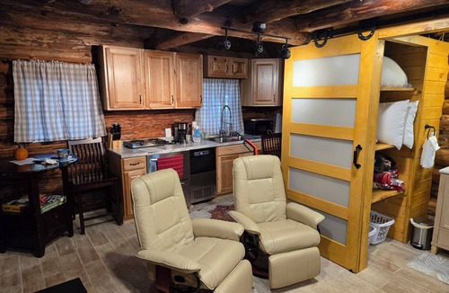Irons Cabin | Cozy cabin with hot tub and sauna for piece and quiet hidden in the forest.