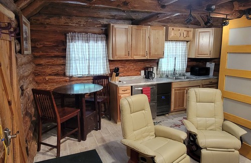 Irons Cabin | Cozy cabin with hot tub and sauna for piece and quiet hidden in the forest.