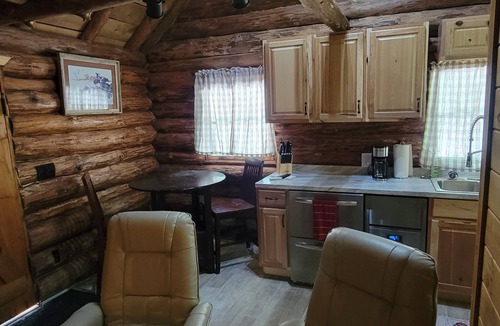 Irons Cabin | Cozy cabin with hot tub and sauna for piece and quiet hidden in the forest.