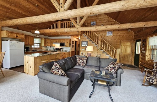 Stone Lake House | Cozy cabin with level frontage on Big Sissabagama