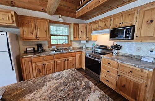 Stone Lake House | Cozy cabin with level frontage on Big Sissabagama