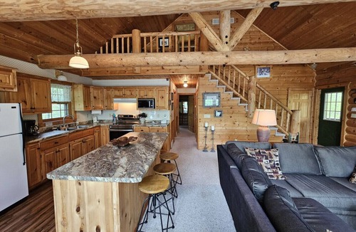 Stone Lake House | Cozy cabin with level frontage on Big Sissabagama