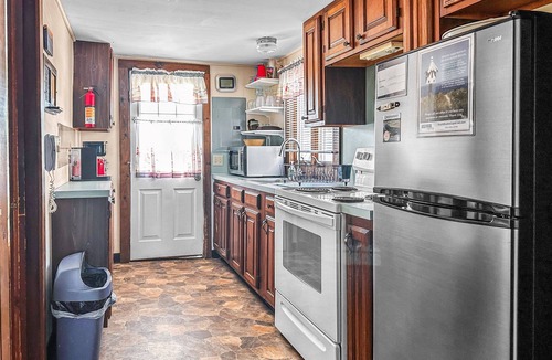 East Sandwich Cottage | Cozy Cape Cottage—Deck & Views of Cape Cod Bay