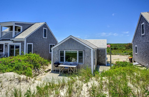 East Sandwich Cottage | Cozy Cape Cottage—Deck & Views of Cape Cod Bay