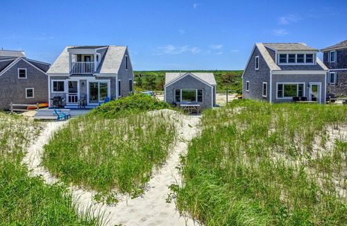 East Sandwich Cottage | Cozy Cape Cottage—Deck & Views of Cape Cod Bay