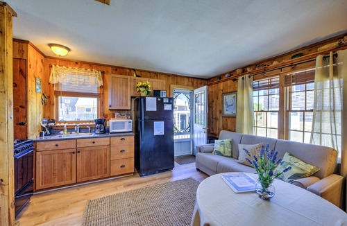 East Sandwich Cottage | Cozy Cape Guest Cottage—Steps to Oceanfront Bay