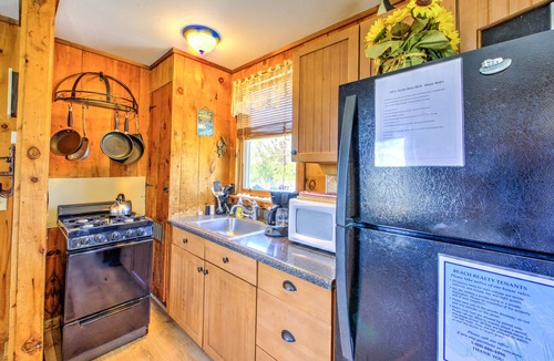 East Sandwich Cottage | Cozy Cape Guest Cottage—Steps to Oceanfront Bay