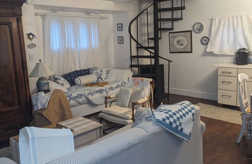 Athens Cottage | Cozy Carriage House walking distance to OU/Court Sleeps 4