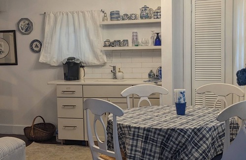 Athens Cottage | Cozy Carriage House walking distance to OU/Court Sleeps 4