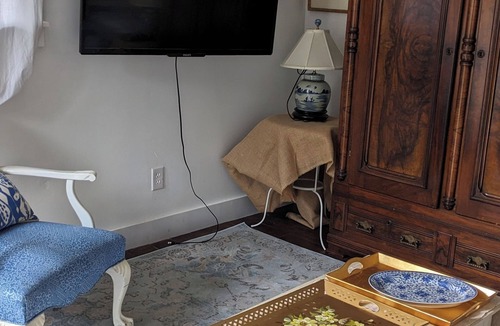 Athens Cottage | Cozy Carriage House walking distance to OU/Court Sleeps 4
