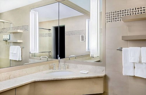 East Cambridge Hotel | Cozy central Cambridge Stay w/Pool Under Glass Atrium & City Views