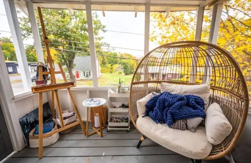 Auburn House | Cozy-chic getaway to all the best spots in Maine