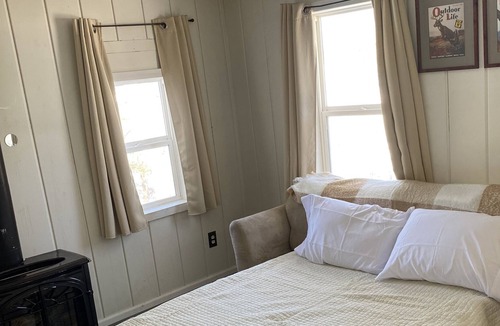 Rodney Cottage | Cozy Chippewa Lake Cottage With Shared Lake Access
