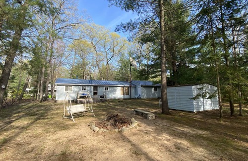 Higgins Lake Cottage | Cozy Clean Quaint Quiet Base Camp Cottage