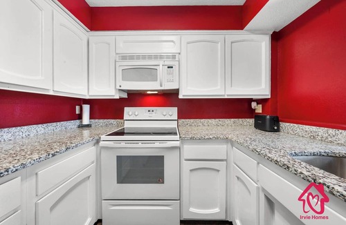 Loma Del Rey Condo | Cozy Comfort at Loma Del Rey - An Irvie Home