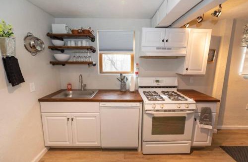 Mount Washington House | Cozy & Comfy Cottage in the City - w parking