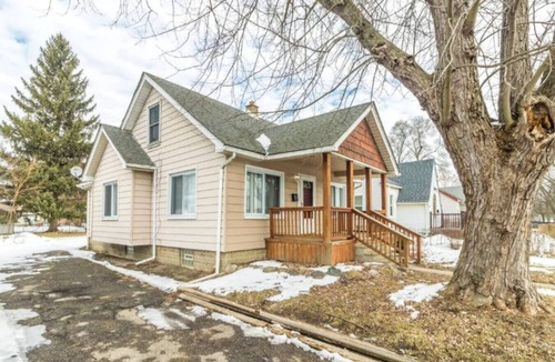 Pontiac House | Cozy & Convenient Shared Room in Pontiac