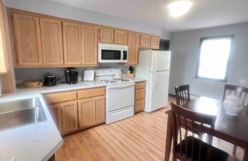 Hinckley Apartment | Cozy, convenient vintage 2-bedroom condo