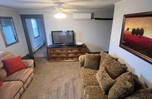 Hinckley Apartment | Cozy, convenient vintage 2-bedroom condo