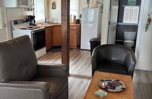 Applegate Cottage | Cozy Cottage #4 overlooking beautiful Lake Huron