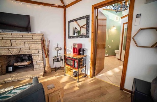 New Century Cottage | Cozy Cottage Getaway in Garden Paradise