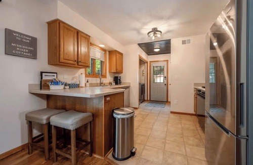 Cohasset House | Cozy Cottage on Mississippi River. 2 acre yard.