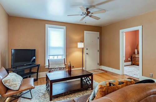 Urbana House | Cozy Cottage on Webber - Trautman STR