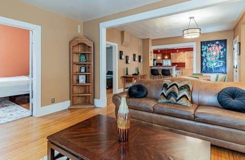Urbana House | Cozy Cottage on Webber - Trautman STR
