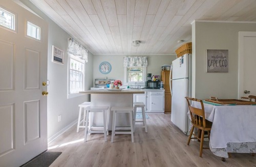 East Sandwich Cottage | Cozy Cottage Retreat Just Steps to Beach