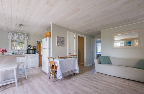 East Sandwich Cottage | Cozy Cottage Retreat Just Steps to Beach
