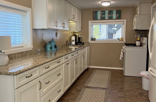 Onsted Cottage | Cozy Cottage w/all sports Sand lake access.