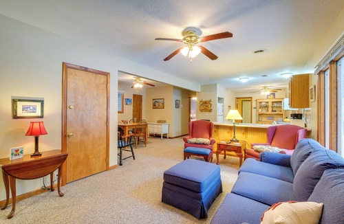 Higgins Lake Cottage | Cozy Cottage w/Sunroom - Walk to Higgins Lake!