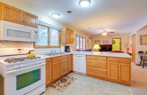 Higgins Lake Cottage | Cozy Cottage w/Sunroom - Walk to Higgins Lake!