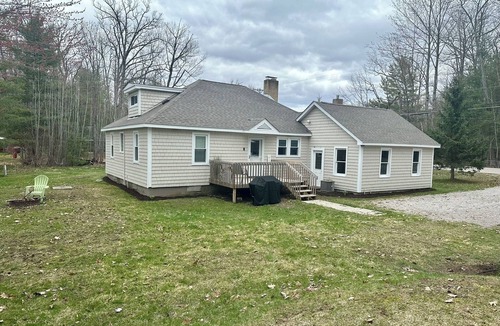 Higgins Lake House | Cozy cottage with Higgins Lake peek-a-boo views