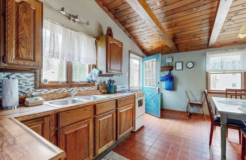 York Beach House | Cozy Cottage with Private Deck - Walk to Short Sands Beach