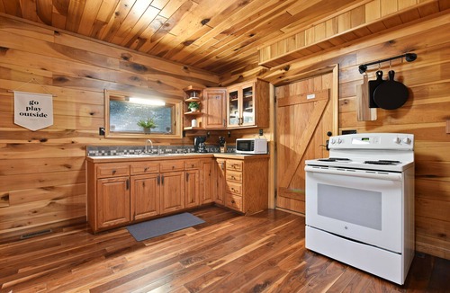 Laurelville Cabin | Cozy Couples Cabin! Hidden in the Woods of Hocking Hills!