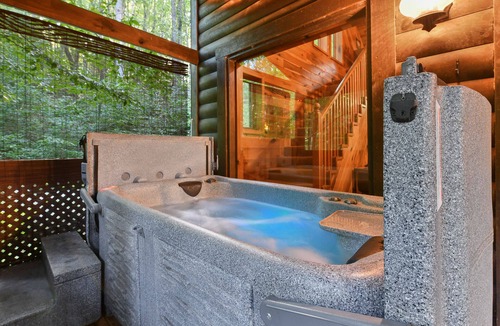 Laurelville Cabin | Cozy Couples Cabin! Hidden in the Woods of Hocking Hills!