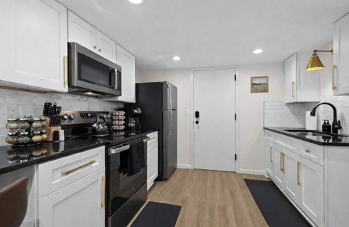Eastpointe Apartment | Cozy & Elegant Basement Studio