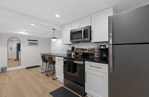 Eastpointe Apartment | Cozy & Elegant Basement Studio