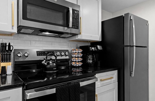 Eastpointe Apartment | Cozy & Elegant Basement Studio