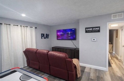 Forest Park House | Cozy Family Getaway 3BR w Game Room & Fenced Backyard